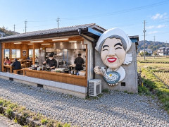 外国人「このうどん屋は本当に美味しそう」日本の田んぼに隠れたガレージうどん店を紹介してる