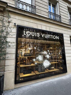 【朗報】フランスのルイ・ヴィトンの強化ガラス、頑丈すぎて移民退散wwwwwwwwww