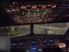 真っ暗な操縦室でボタンを押していくと、エアバスのランプと画面が次々に灯る「音なしで上げるのは犯罪」【海外の反応】
