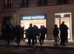 【動画】フランスの暴徒、ルイ・ヴィトンの特殊強化合わせガラスに敗北する。