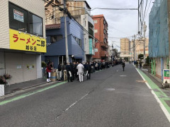 【画像】ラーメン二郎渋谷店、今日も開店前からJKの長蛇の列wwwww