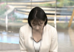 NHK総合で胸元ざっくり開いた女子アナの豊満谷間が見せそうになるハプニング(画像あり)