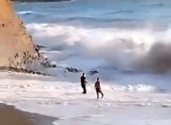 【動画】波打ち際で遊んでいた酔っぱらいが大波にさらわれて行方不明に。