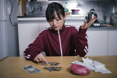 【限界】時給が上がっても生活が楽にならない『理由』、ついに判明する・・・・