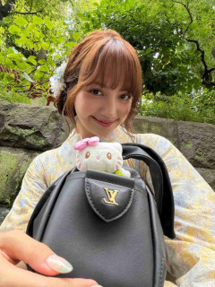 「品の欠片もない」の声も…BLACKPINK・リサ、日本の神社仏閣で“目のやり場に困る”服着用が物議