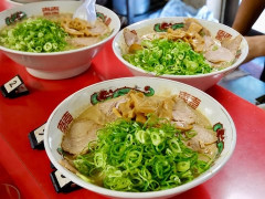外国人「やべっ、旨そ」うどんそばが伝説のとんこつラーメン店に密着してる