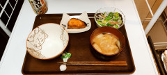 【話題】エッヂの朝食事情→猫食器と納豆追加に「ほのぼのする」の声