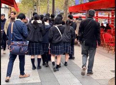 【学校自体把握しておらず？】各国がパリへ渡航に危険警報を発令している中、日本学生による修学旅行団体が目撃され衝撃走る「これが平和ボケか・・・」