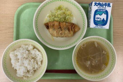 【悲報】三重県の給食、餃子1個