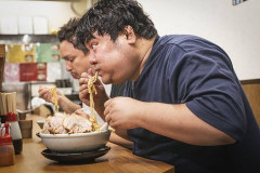 【悲報】大食いYouTuber、ガチで逝く・・・・・