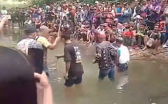 フィリピン農民2人が水の中に潜って息を長く止める伝統的な水中耐久コンテストに参加し、土地紛争を解決しようとする → 2人共、溺死