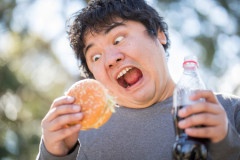 YouTube「大食い動画は収益認めん」大食い配信者「あびゃああああああ」