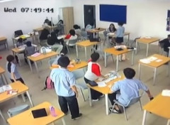【動画】16歳の男子生徒がライブ配信中に斧で教師を襲う。