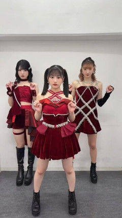 【動画】人気アイドルさん、お○ぱいサンドイッチを完成させてしまうｗｗｗｗ