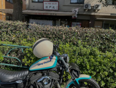 ヒロシ、愛車がカッコよすぎ！　存在感抜群の一台で「プチプチツーリング」