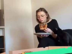 お姉さんがピザを食べていた。そんな退屈な映像よりアニメの方がいいでしょ？ → カメラマンはこうします…