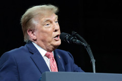 トランプ大統領、誰もいない方へ手を振ってしまうｗｗｗｗｗｗｗｗｗｗｗ
