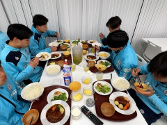外国人「サッカーと共に過ごすのが平和だ」日本の若手サッカー選手たちが生活してる