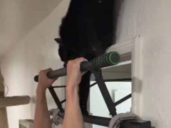 私が家でトレーニングをしていた。こうすれば捗るぞ！ → 専属のコーチはここにいます…