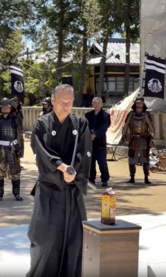 【動画】剣の達人さん、とんでもなく優しい斬り方をする