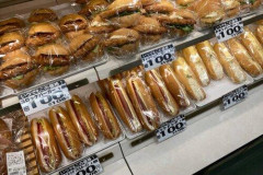 【悲報】ラムーの100円パンコーナーで何買うか迷ってる年寄り本当に邪魔や