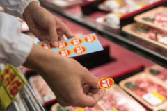 【悲報】半額シール貼る店員ってなんであんなにスローモーションなん?