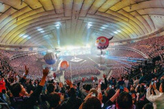 【悲報】YOASOBIさん、再生回数100億回でも5大ドームツアーでソールドアウトは東京ドームだけｗｗｗｗｗｗｗｗｗｗ