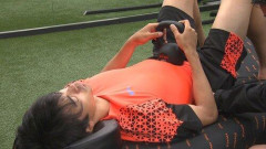 【悲報】復帰に向けトレーニング中の三笘薫さん、あられもない姿で発見されるwwwwwwwwww