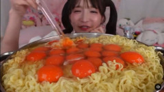 大食いタレント・もえあずによる「たまご麺すすりASMR」が轟音すぎて「銃撃戦みたい」と言われてしまうｗｗｗ