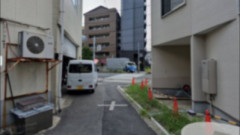 【悲報】横断歩道を歩行者に混ざって直進する車が見つかる！「二度見した」「完全な欠陥道路」と物議！