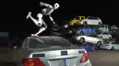 【動画】人型ロボさん、ついに車を破壊出来るレベルにまでなる