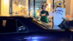 【悲報】改造スポーツカーに乗った女性、ドライブスルーを利用して炎上