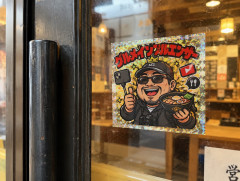 グルメインフルエンサーの「ビックリマンの偽物みたいなキモいシールを店に貼る」という謎文化