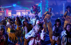 【USJハロウィン】ゾンビ役のお姉さん　USJ客から普通に襲われ痴漢被害に遭う
