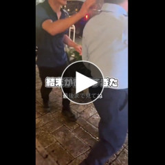【動画】警備員に喧嘩を売ったオッサン、カツラを剥がされてTKO負け