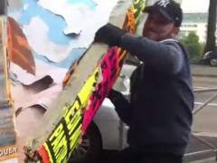 フランスの広告塔に貼り重なったポスターを、分厚い塊のまま引きはがす「柱を支えてた紙だぞ」【海外の反応】