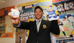 DeNAドラ1・大商大の星野世那「星野なら大丈夫と思ってもらえる投手に」相川監督「1年間投げられるタフさがある」木村社長「一番評価している投手」