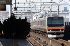 【悲報】ガチの「祟り神」、駅のホームに現れる。禍々しすぎて草ｗｗｗｗｗ