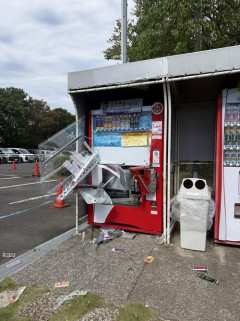 【画像】自販機、破壊されて見るも無残な姿になるｗｗｗｗ