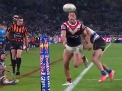 タックルを振り切り、ライン際で自分の前へボールを蹴ったラグビー選手「二人目のタックル、何だったんだ」【海外の反応】