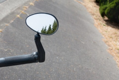 自転車ってミラーも指示器も無しで車道走れるけど怖くね？