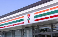 【悲報】セブンイレブンの客離れが止まらない…ローソンとファミマは過去最高益を記録、セブンは減益
