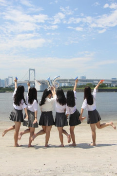 【画像】JKの集団さん、白昼堂々むちむちの太ももをさらけ出す