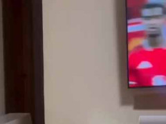 彼女が寝転んでテレビを見ていた。その横に彼がやってきた → ちょっとイジワルなちょっかいです…
