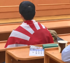 【まじで謎】ロシアの大学に在学する中国人留学生が旭日旗を羽織って講義を受ける