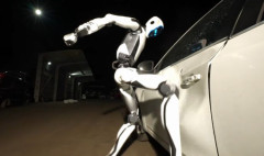 人型ロボットが車を破壊、中国企業が新型ロボ「H2-X」のデモ動画…高さ4mからの飛び降りも！
