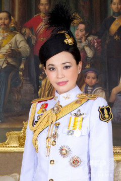 【動画】タイの王妃、自分で飛行機を操縦して羽田空港に到着→帝国ホテルまで自分で車を運転してしまう