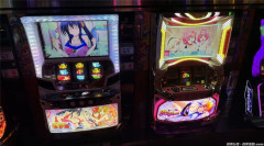 【画像あり】パチ屋さん、意味不明な対決コーナーを爆誕させてしまうｗｗｗ
