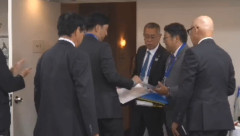 【悲報】藤川球児、ドラフト会議控室でもチームスタッフが準備した書類を雑に投げる