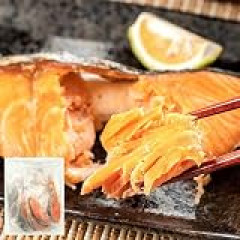 左頭、腹手前が焼き魚の置き方だっけ? コレ左利きの人は左右逆の方が食いやすかったりするん?